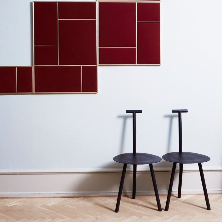 PLEASE WAIT to be SEATED - Nouveau Pin | Rouge noir/messing