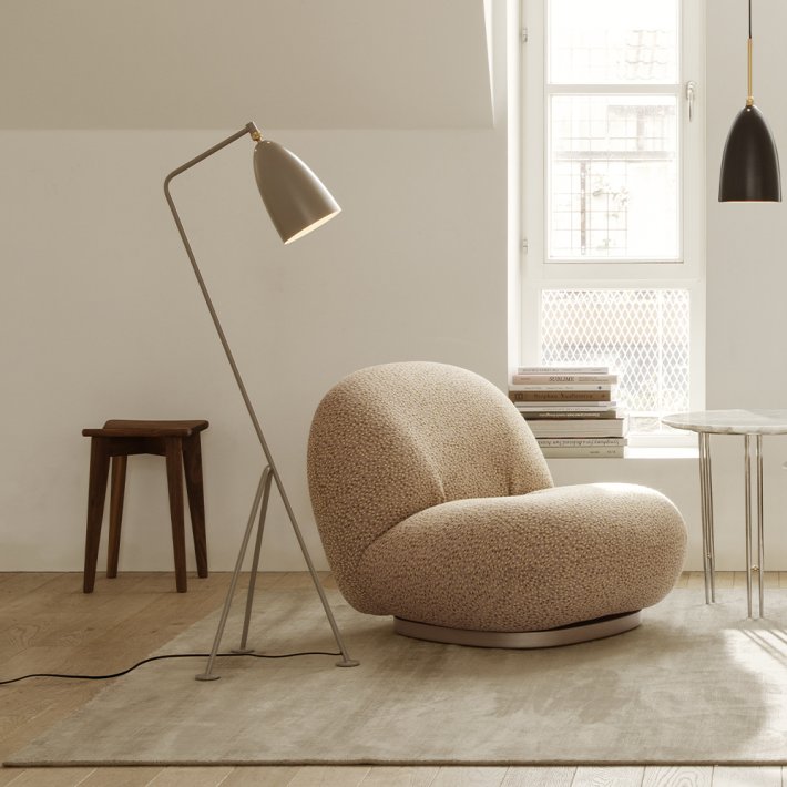 Gubi - Grashoppa Gulvlampe | Warm grey | Semi Matt