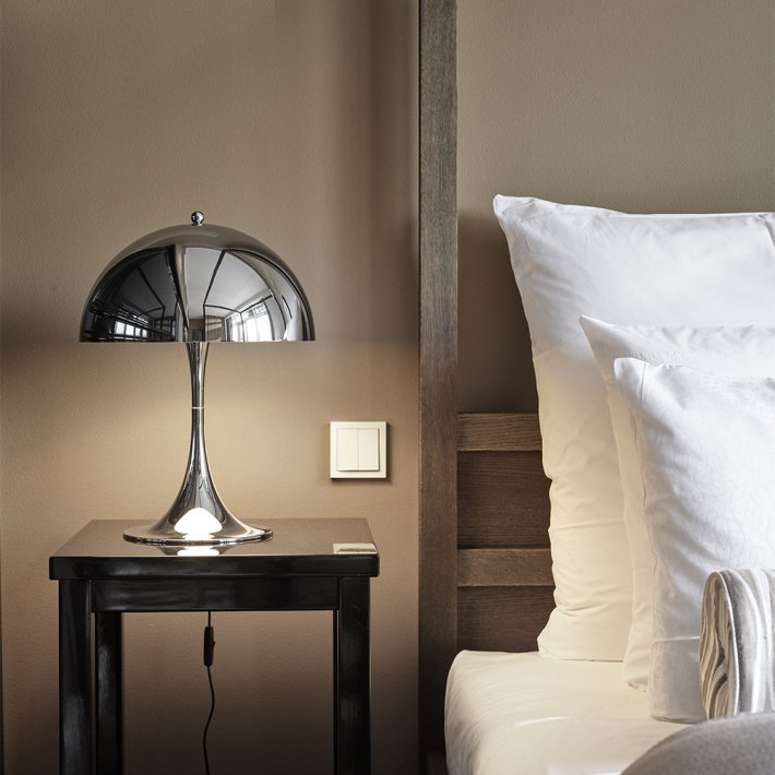 Louis Poulsen - Panthella 320 Table Lamp | Hjglansforkromet
