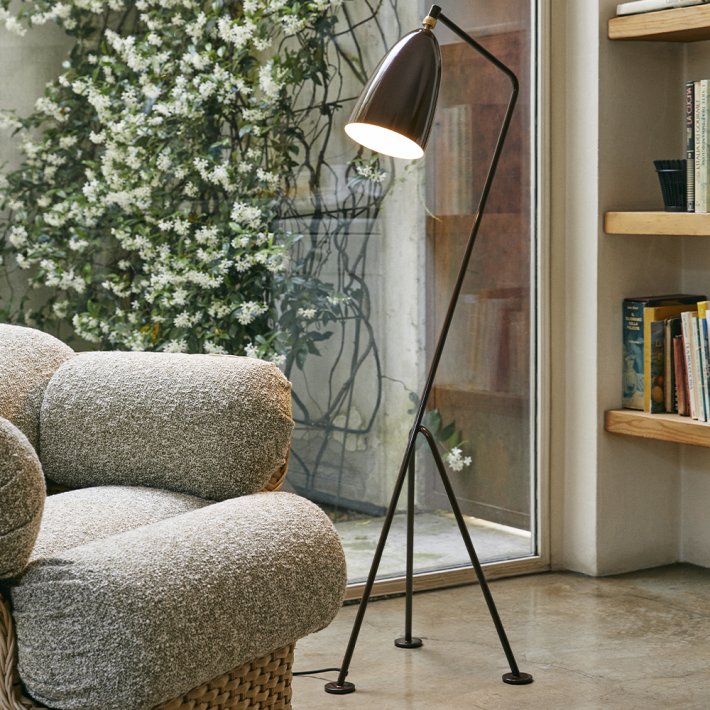 Gubi - Grashoppa Gulvlampe | Walnut Brown | Glossy