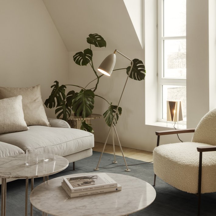 Gubi - Grashoppa Gulvlampe | Warm grey | Semi Matt