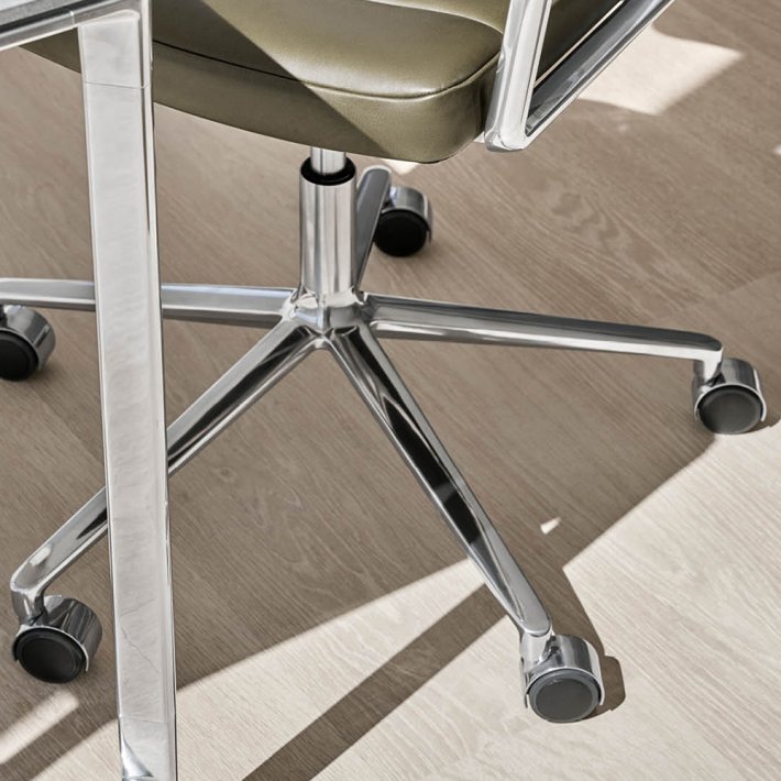 Vipp - Vipp 452 | Swivel Chair | L�der | Hjul