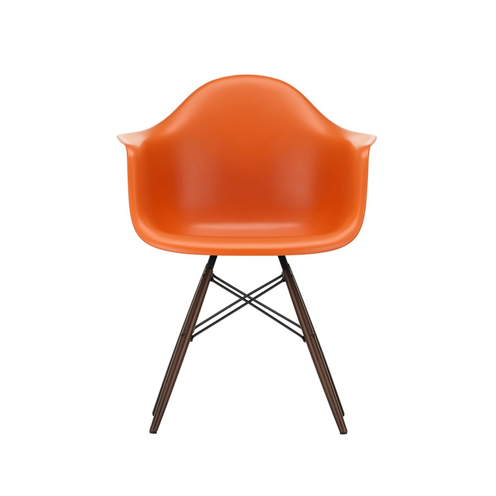 Vitra Eames Plastic Armchair DAW Mørkbejdset ahorn Vitra Paustian