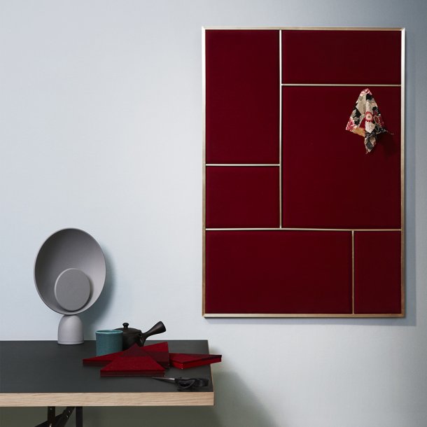 PLEASE WAIT to be SEATED - Nouveau Pin | Rouge noir/blue steel