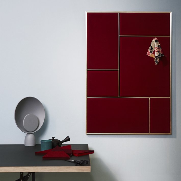 PLEASE WAIT to be SEATED - Nouveau Pin | Rouge noir/messing