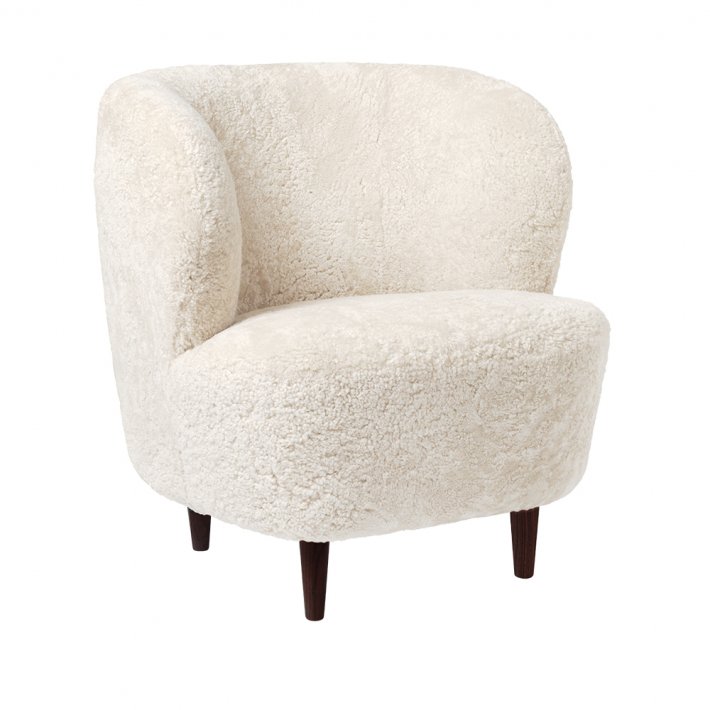 Gubi - Stay Lounge Chair | Smoked Oak, Moonlight Sheepskin