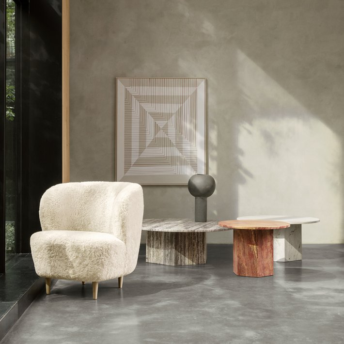 Gubi - Stay Lounge Chair | American Walnut, Moonlight Sheepskin