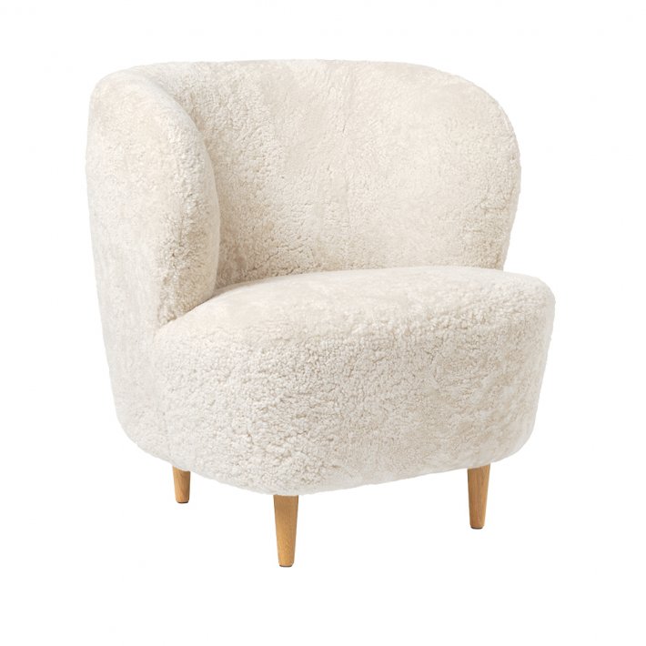 Gubi - Stay Lounge Chair | Oak, Moonlight Sheepskin